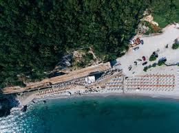 Φυσικά, πρώτιστα ενδιαφέρθηκε για τον πατέρα του ευστόργιο. H Palia Galaria Toy Trenoy Dipla Ston Platamwna Egine Mia Soyper Toyristikh Ependysh Thessaliaeconomy