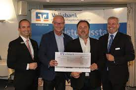 Pro qualifikationsturnier konnten sich jeweils die besten vier spieler für das finale qualifizieren. Die Abteilung Fussball Erhalt 1000 Euro Fur Neue Spielerkabinen Im Volksbank Stadion Vfl Herrenberg Fussball