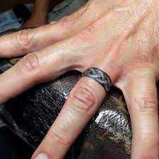 Wedding Ring Tattoo Los Disenos Mas Romanticos Y Dulces Dulces Romanticos Tattoo Wedding Vinta Wedding Band Tattoo Wedding Ring Tattoo Wedding Tattoos