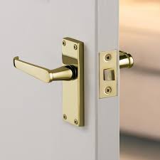 Browse online at more handles for the lowest prices & fast delivery. Victorian Polished Brass Lever On Backplate Door Handle Pair Howdens