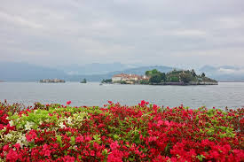 La parte costiera comprende il centro storico e lo splendido lungolago, un susseguirsi di alberghi lussuosi, giardini, fiori e grandi ville in stile liberty, la parte insulare comprende le tre isole borromee (madre, bella e superiore dei pescatori). Weekend Al Lago Maggiore Cosa Vedere A Stresa E Oltre I Ll B Right Back