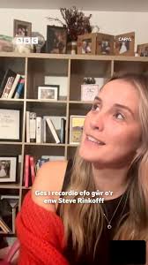 Sut y gwnaeth canu ar y ffôn mewn toiled fynd ag Elin Fflur holl ffordd i  Efrog Newydd... 🚽➡️🗽, Elin Fflur aeth Trwy'r Traciau efo Caryl yr wythnos  hon.