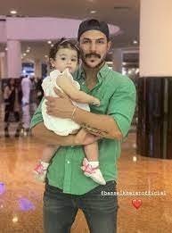 يحتفل النجم السوري الوسيم باسل خياط اليوم بعيد ميلاده التاسع والثلاثين، فالنجم الذي نادرا ما يتحدث عن حياة العائلية حتى انه بالكاد يكشف يجتمع مع زوجته. Ø¨Ø§Ø³Ù„ Ø®ÙŠØ§Ø· Ù…Ø¹ Ø§Ø¨Ù†ØªÙ‡ ÙˆÙ†Ø³Ø®Ø© Ø¹Ù†Ù‡ ØµÙˆØ±Ø© Ù…Ø¬Ù„Ø© Ø§Ù„Ø¬Ø±Ø³
