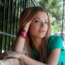 Tania Bouchard's Instagram, Twitter & Facebook