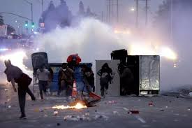 ببینید | استقرار شمار زیادی از نیروهای ضد شورش برای متفرق کردن جمعیت معترضان جلوی کاخ ریاست جمهوری در گرجستان