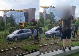 Maybe you would like to learn more about one of these? Un Opel Zafira A Ajuns Pe Linia De Tramvai Justificarea È™oferului A Starnit Hohote De Ras Video Promotor