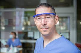 Här är entrévärdarna som lotsar dig till vaccinet