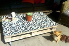 Basse carrée pas cher table basse blanc laqué et verre table basse fer forgé et bois table basse qui se transforme en table haute table basse noire ikea table basse 3 plateaux table basse rectangulaire en verre. Carrelage Adhesif Carreaux De Ciment Pour Relooker Une Table Basse En Palette Http Www Homelisty Co Relooker Une Table Basse Palette Diy Mobilier De Salon
