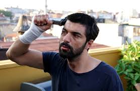 Umut, sıradanlaşmış hayatını yaşayan sıradan bir adamdır. Engin Akyurek Yeni Filmi Bir Ask Iki Hayat Icin Sacini Kesti Magazin Haberleri