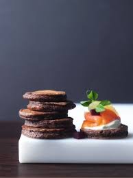 Recette De Blinis Au Chocolat Saumon Fume Et Oeuf Poche Recette Alimentation Recette Blinis Saumon Fume
