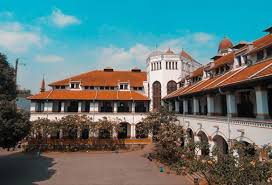 Masyarakat setempat menyebutnya lawang sewu (seribu pintu). Lawang Sewu Harga Tiket Masuk Spot Foto Terbaru 2021