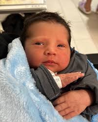 Hola!! Mi nombre es Benjamin Jonas💙nací el día 25/07/2025 con 37 semanas  por cesárea a las 17:17h 💫 y pese 2,775kg. Llegué a este mundo de la mano  de la doctora Montenegro