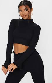 Ce crop top est tout simplement canon. Crop Top Manches Longues Noir Cotele A Volants Prettylittlething Fr