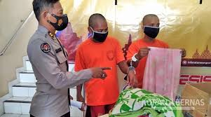 Seninnya baru ke bank mandiri melawai untuk melaporkan setelah itu, pihak bank mandiri meminta waktu 11 hari untuk melakukan investigasi. Tak Hanya Mencuri Pakaian Wanita Duo Kolor Ijo Juga Mencabuli Anak Anak