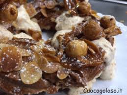 Tagliare la torta raffreddata in 3 strati, distribuire sul primo strato 1/3 della crema, ripetere l'operazione con il secondo strato e ricomporre 4. Paris Brest Al Cacao Con Crema Chantilly Al Croccante Di Nocciole