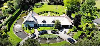Maybe you would like to learn more about one of these? Tv Presentator Peter Gillis Showt Zijn Imposante Villa Fhm