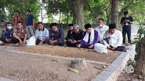 Abuya uci turtusi cilongok tausiyah ziarah keliling banten 19 desember 2018 загрузил: Makam Keramat Ini Rutin Diziarahi Wali Kota Serang Di Sini Lokasinya Kabar Banten