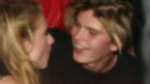 Paris Hilton, star per una sera al Just Cavalli di Milano... bacia un  biondino