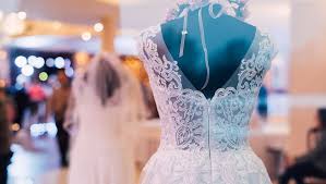 We did not find results for: Corona Verhindert Hochzeit Mit Familie Vor Der Trauung Frau Zeigt Oma Ihr Brautkleid Durch Die Fensterscheibe Bunte De