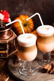 Primer plano de una taza de café con leche de calabaza | Foto Premium