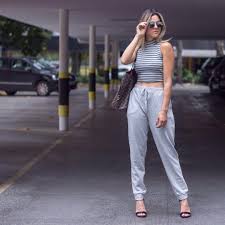 Calça Moletom Com Listra Do Lado Looksly Marcinha Oliveira Com Cropped De Listras E Calca De Moletom Cinza Do Inverno 2016 Calca De Moletom Moletom Cinza Looks Com Calca