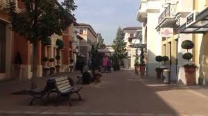 Nel lussuoso panorama del fidenza village a pochi passi da parma, trova vita la nuova boutique le silla. Fidenza Village Les Magasins D Usine En Italie Youtube