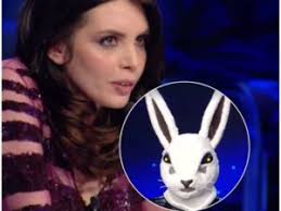 Il cantante mascherato, chi è il coniglio? Ilenia Pastorelli Gaffe Su Pupo A Il Cantante Mascherato Gelo In Studio