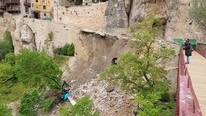 Al peligro de derrumbe se suma la. El Antes Y El Despues Del Derrumbe En Cuenca Enclm