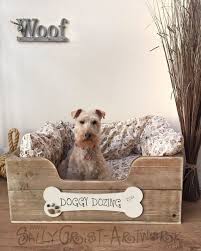 Handgefertigtes Hundebett Aus Holz Large Exklusiv Fur Wet Nosed Friends Hunde Bett Selbstgemachte Hundebetten Hundebett Diy