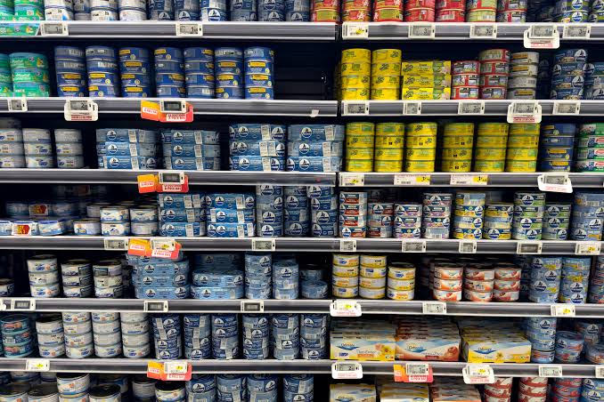 Canned tuna aisle in a grocery store, do AI tạo