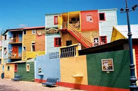 Le Quartier Populaire De La Boca Situe Pres Du Port De Buenos Aires En Argentine Arbore Des Maisons De T Maison Americaine Maison D Architecture Buenos Aires