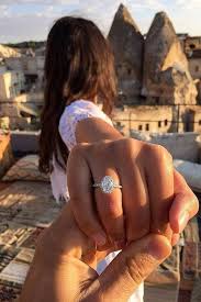 Tanto el anillo de bodas como el de compromiso se usan en el tercer dedo (o dedo anular) de la mano izquierda, y, de acuerdo a las reglas de etiqueta, el de bodas va primero. En Que Mano Va El Anillo De Compromiso Palapalaesmeralda Com