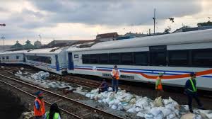 Stasiun tujuan ketapang (ktp) labuan ratu (lar) negara ratu (nrr) sulusuban (sls) tegineneng (tgi) bandung (bd) cicalengka (ccl) cikadongdong (cd) cimahi (cmi) gedebage (gdb) haurpugur (hrp) kiaracondong (kac) padalarang (pdl). 3 Kali Kereta Api Hantu Kejutkan Warga Stasiun Malang Kota Lama Okezone News