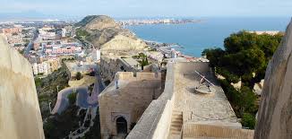 Si decides alojarte en hotel maya de alicante, estarás cerca de la playa y a menos de 15 minutos a pie de playa de postiguet y castillo de santa bárbara. Subida Al Castillo De Santa Barbara Con Ninos Escapalandia