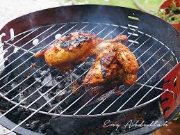 Lumuri ayam dengan air jeruk nipis. Ayam Percik Utara