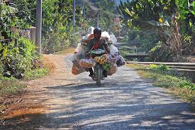 Märkte, mit ihren vielen menschen, den verschiedenen tätigkeiten, aktionen und waren sind für den fotografen faszinierende orte. Laden Der Geschafte Dorf Burmesisch Birma Myanmar Dorf Menschen Motorrad Versand Geladen Wird Geladen Traditionell Pikist