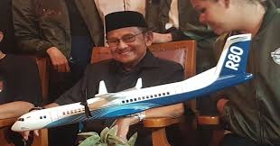 Habibie adalah tokoh yang dikenal sangat jenius tidak hanya di indoneisa namun, di luar negeri pun beliau sangat dikagumi dan diakui kejeniusannya yang mampu menciptakan pesawat terbang dengan konsep dari. Mantap Habibie Rancang Pesawat R80 Untuk Selamatkan Dunia Dirgantara Tanah Air Okezone Techno