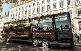La Wagonbar Le Bus A Imperiale Gastronomique Qui Sillonne Les Rues De Lyon Voyage Insolite Lyon Imperiale