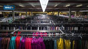 Fabrikneu In Die Mullverbrennung Die Unfassbare Kleiderflut Welt Blondes Madchen Mullverbrennung Ladentheke