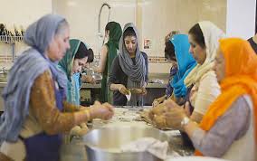 Makanan tradisi kaum ini juga menggunakan pelbagai bahan yang mudah didapati di kawasan persekitaran. Kaum Sikh Di London Tawarkan Ratusan Makanan Gratis Sebagai Bagian Tradisi Langar