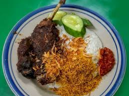 Untuk makan di tempat ini anda perlu mempersiapkan kurang lebih rp 30.000 untuk setiap orang. Nasi Bebek Madura Ala Rumahan Yang Legit Banget Indozone Id