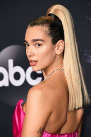 dua lipa con coda di cavallo di colore biondo tagli capelli donna 2021