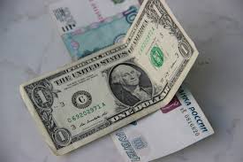 Dollar Vo Vtornik Torguetsya V Predelah 52 Rublej Abn