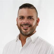 Robert Zayas, Marcando la Diferencia