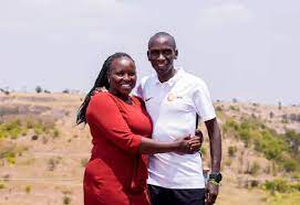The kenyan marathoner ran 1:59:40 in a pair of unreleased nike shoes. Eliud Kipchoge Biography Age Quotes House Shoes And Wife Abtc