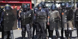 A senator from the green party, esther benbassa, echoed the same concern at tuesday's rally. Gilets Jaunes Enquete Ouverte A Paris Apres Des Appels Aux Suicides De Policiers
