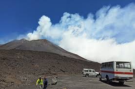La funivia dell'etna è un impianto di trasporto a fune sito sul fianco meridionale del vulcano eponimo. Etna In Funivia E In Jeep La Salita Al Vulcano Anche Con I Bambini