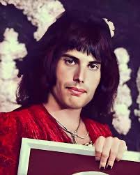 I sincerely believe that it is very simple to recognize the talent of a  band, but I am sure that the first thing you notice about Queen is  Freddie's extraordinary voice! Listening