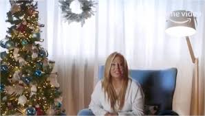 Belen Esteban Protagonista Del Anuncio Navideno De Amazon Prime Video En Pijama Y Con Croquetas
