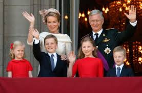 Prinz gabriel ist das zweite kind ihrer majestäten der könig und die königin. Konigin Mathilde Von Belgien Hinten Links Und Konig Philippe Von Belgien Hinten Rechts Grussen Das Volk Zusammen Mit Ihren Kindern Vorne Von Links Prinzessin Eleonore Prinz Gabriel Prinzessin Elisabeth And Prinz Emmanuel